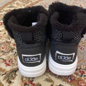 Hey dude boots size 8